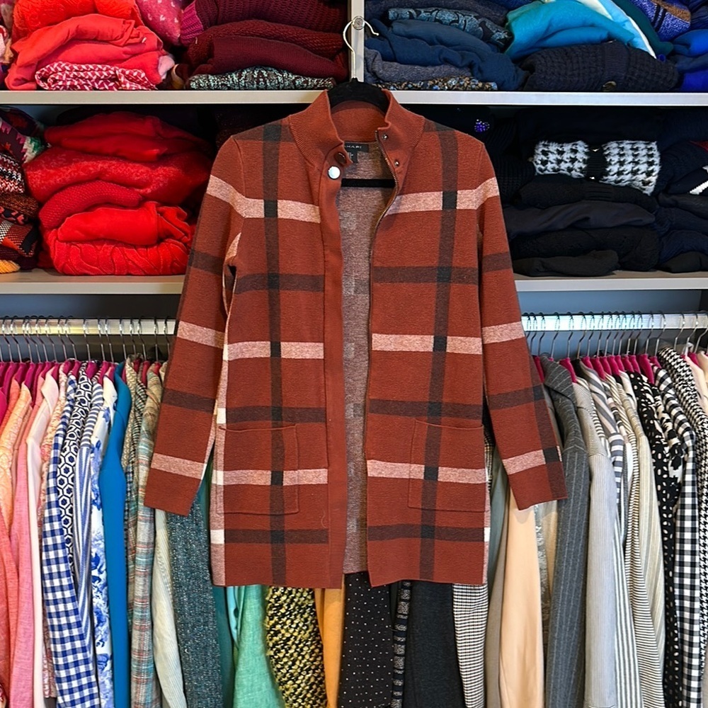Tahari brown/black/white plaid full zipper/snap long sleeve cardigan size S
